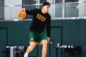 解說：王俊杰將是中國男籃鋒線未來多年自主進(jìn)攻最可靠的人選