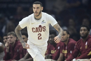 完美適配？費(fèi)爾頓：大球是適合火箭的控衛(wèi) 他不用得分還能防守