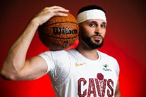 花得很徹底！小南斯搶斷&前場(chǎng)再中三分 騎士領(lǐng)先活塞30+