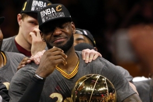 詹姆斯：我在騎士熱火湖人都應(yīng)該得到5億合同 我在這三隊(duì)都奪冠了