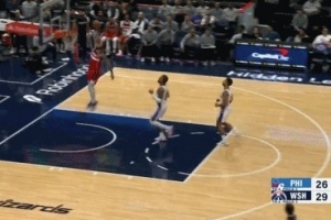 攻防建功！惠特摩爾搶斷反擊一條龍 起飛單臂暴扣