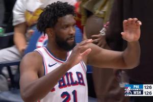 致敬前隊(duì)友！恩比德末節(jié)坐在板凳上看隊(duì)友追回16分拖進(jìn)加時(shí)！