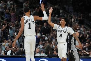 這個(gè)組合穩(wěn)了！文班+哈珀同時(shí)在場 進(jìn)攻效率聯(lián)盟第4 防守效率第1