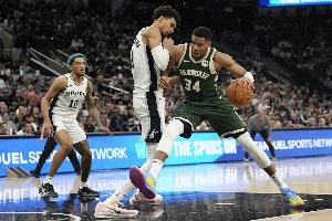 記者：字母和文班是2位屬于外太空的球員 他們拿完周最佳沒遇魔咒