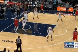 當(dāng)年也榜眼！巴格利中路持球突擊 力壓恩比德起飛雙手暴扣