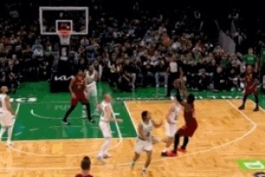 手感火熱！米切爾晃飛兩人命中高難度壓哨三分