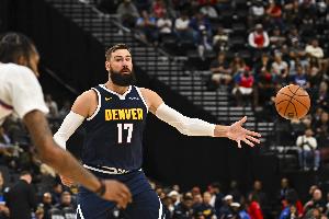 香爆了！瓦蘭14分鐘7投5中砍下10分6籃板 還送出3次助攻