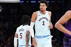 卡斯?fàn)栒労臀陌嗫战樱核f往月球上扔 我這么干了 他接住了