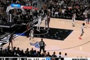 不開眼啊！哈克斯殺到籃下轉(zhuǎn)身拋投 被文班隔人大帽扇飛