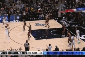 連珠炮！瓦塞爾和文班相繼三分穿針 馬刺反超比分打停熱火