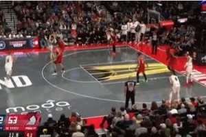 不得不出手！約基奇弧頂空位超遠(yuǎn)三分 迎著克林根扔進(jìn)！