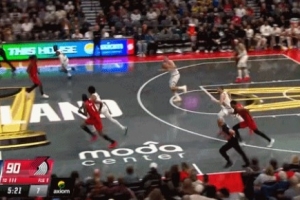 小手一抖，助攻到手！約基奇搶斷速推反擊 直塞沃特森輕松暴扣！