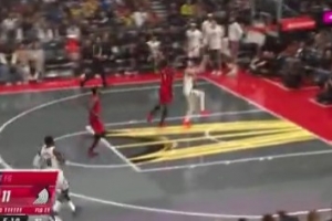 拿手好戲！布勞恩快下接球輕松上籃得分