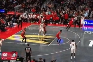 終于來了！卡梅隆-約翰遜運(yùn)球干拔加長三分一箭穿心！