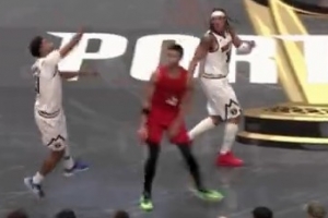 毫厘之間！卡梅隆-約翰遜半場結(jié)束前造卡馬拉犯規(guī)獲兩罰