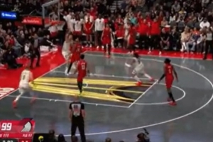 這手感！約基奇轉(zhuǎn)身背打 柔和手感一拋成功打2+1