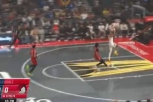 不像有傷病的樣子呀！賈馬爾-穆雷反擊快下單臂暴扣！