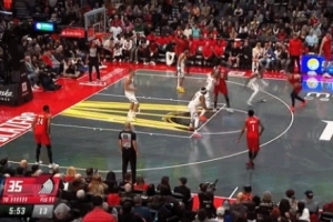 手真硬！布魯斯-布朗撲防不及 格蘭特三分出手命中還加罰！