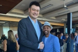 老熟人了！媒體人曬照：姚明與前隊(duì)友“街球王”阿爾斯通合照