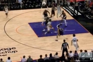 節(jié)奏大師！哈珀變速突破 倚住防守上籃打中還要加罰