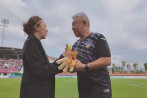 定南贛聯(lián)為守門員教練李偉舉行退休儀式，其從事職業(yè)教練36年