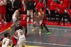 不滿判罰！掘金主帥：我們也要學(xué)會從后面抱人 反正碰到球就爭球