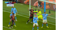 別擠了??伯恩茅斯角球時(shí)包夾門將，多納魯馬隔著多庫(kù)推開二人