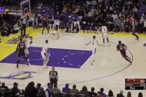 維金斯被逼防到底角&頂?shù)箹|契奇但裁判沒吹 直接中投命中！