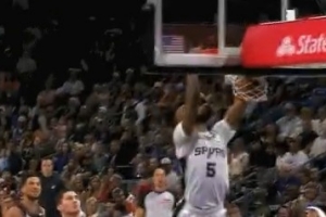 突起來就是暴扣！卡斯?fàn)枤⒌浇麉^(qū)雙手暴扣打成2+1