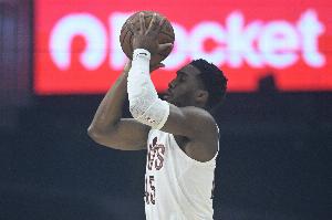 效率一般！米切爾半場11中4拿到13分3助 有2失誤3犯規(guī)