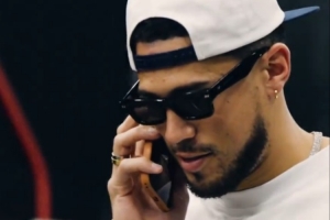 主場迎戰(zhàn)馬刺！布克戴著墨鏡出場大哥范十足 鄧恩黑色小皮鞋亮眼