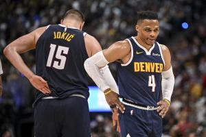 掘金播放視頻感謝致敬威少！威少拍胸?fù)]手致意 全場球迷起立歡呼