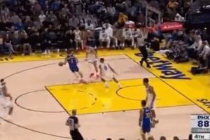 今天狀態(tài)真好！穆迪底角頂著防守人三分再進(jìn)！帶隊(duì)15-3打停太陽！