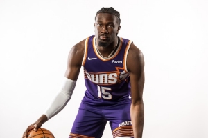 一點(diǎn)不像有傷??！馬威12中6拿16分16板4助 拼下9前場板！