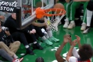 誰碰進的這是？布朗籃下被帽與對手爭籃板球直接進筐