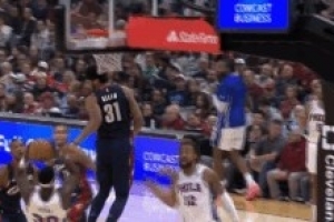 殘暴！沃特福德突破傳球 博納強(qiáng)起被小莫布里雙手排球摁帽