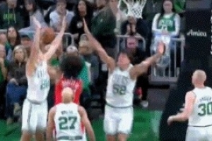 綠軍薄弱的內(nèi)線！巴格利順下迎著多人防守拉桿打成2+1