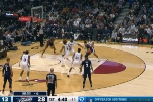 誰(shuí)都能傳一手！騎士默契配合 小莫布里吃餅暴扣&拿12分了！