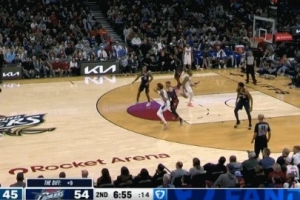 還是嫩！埃奇庫(kù)姆中線被大球防守干擾差點(diǎn)失誤 強(qiáng)突上籃再被帽