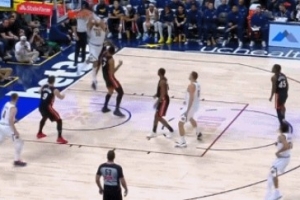 重裝武器轟炸！戈登溜底線接約基奇?zhèn)髑蛲瓿煽战又乜? >
                                        </div>
                                    </div>
                                                                        <div   id=