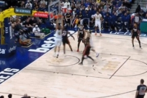 很努力啊！約基奇防守成功干擾球 隨后快攻跟進(jìn)完成雙手暴扣