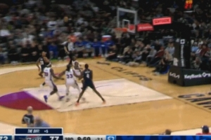 無心插柳！莫布里中路空切 小手一點(diǎn)把球進(jìn)籃筐