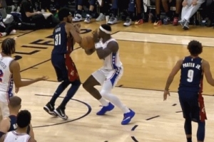 哈哈哈哈蚌埠住了！博納面對(duì)阿倫連續(xù)虛晃 最終打到胳膊上失誤...