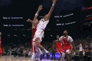 絲滑！布克拜佛晃過阿祖 殺入內線歪著身子上籃打進2+1