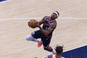 ??被噓懵了？比爾在太陽(yáng)球迷漫天噓聲中 半場(chǎng)11中2僅5分