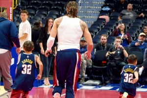 鐵漢柔情！阿隆·戈登帶著兩個(gè)小侄子參加賽前熱身