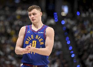 狀態(tài)火熱！布勞恩半場(chǎng)7投5中得11分6板3助1斷 正負(fù)值+30