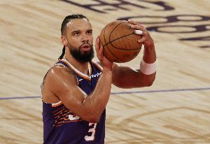 上頭！馬威強攻打中后狄龍瀟灑甩頭把球頂飛 被吹違例送哈登1分