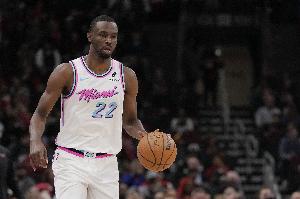 要當(dāng)英雄？鐵了一整場的維金斯命中三分再送搶斷