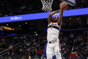 頭真鐵?。』萏啬?次沖擊西塞欲隔扣 都慘遭迎面按帽羞辱